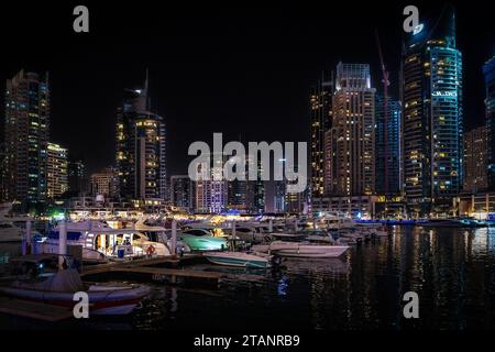 Dubai, Emirati Arabi Uniti - 12 marzo 2023: Vista dei grattacieli di Dubai mentre cammini a Dubai Marina durante una notte. Foto Stock