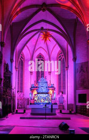 Marburgo, Germania, 2023: Vista interna illuminata della chiesa di Santa Maria o della chiesa parrocchiale nel periodo natalizio Foto Stock