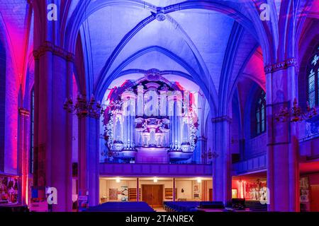 Marburgo, Germania, 2023: Vista interna illuminata della chiesa di Santa Maria o della chiesa parrocchiale nel periodo natalizio Foto Stock