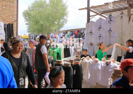 Agosto 25 2023 - Kotschkor, Kochkor in Kirghizistan: Popolazione locale al mercato della città Foto Stock