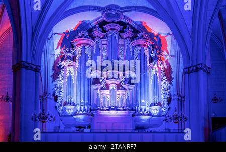 Marburgo, Germania, 2023: Vista interna illuminata della chiesa di Santa Maria o della chiesa parrocchiale nel periodo natalizio Foto Stock