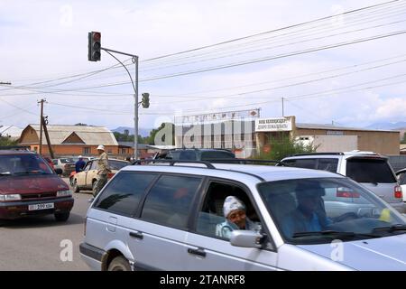 Agosto 25 2023 - Kotschkor, Kochkor in Kirghizistan: Popolazione locale al mercato della città Foto Stock