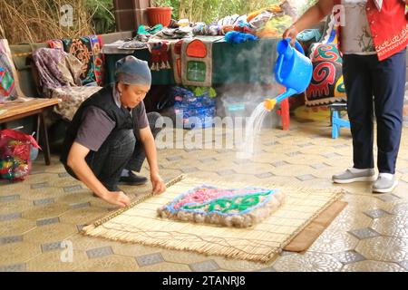 Agosto 25 2023 - Kotschkor, Kochkor in Kirghizistan: Fabbricazione tradizionale di tappeti in feltro Foto Stock