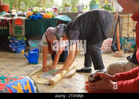 Agosto 25 2023 - Kotschkor, Kochkor in Kirghizistan: Fabbricazione tradizionale di tappeti in feltro Foto Stock