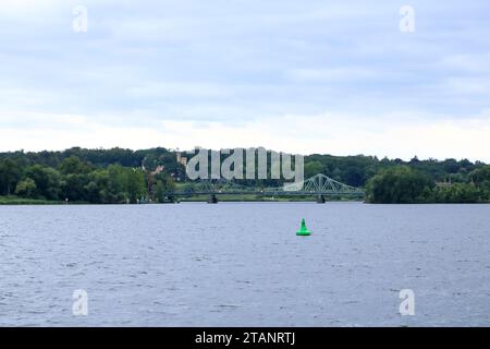 31 2023 luglio - Potsdam, Berlino, Brandeburgo in Germania: Ponte Glienicke utilizzato per collegare Berlino Ovest e Germania Est in un giorno nuvoloso Foto Stock