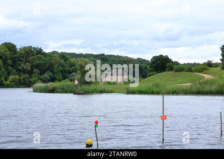 31 2023 luglio - Potsdam, Brandeburgo in Germania: Gita in barca sul Tiefer SEE a Berliner Vorstadt, un quartiere di Potsdam in una giornata nuvolosa Foto Stock