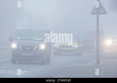 Kidderminster, Regno Unito. 2 dicembre 2023. Meteo del Regno Unito: La gente si sta svegliando con una mattinata fredda e nebbiosa attraverso le Midlands. Il traffico è lento poiché la nebbia si solleva lentamente. Credito: Lee Hudson/Alamy Live News Foto Stock