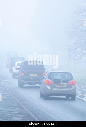 Kidderminster, Regno Unito. 2 dicembre 2023. Meteo del Regno Unito: La gente si sta svegliando con una mattinata fredda e nebbiosa attraverso le Midlands. Il traffico è lento poiché la nebbia si solleva lentamente. Credito: Lee Hudson/Alamy Live News Foto Stock