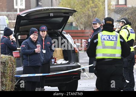 Agenti di polizia sulla scena di Baberton Mains Avenue, Edimburgo, dopo che un uomo di 84 anni è morto a seguito di un'esplosione in una casa di venerdì sera. Data immagine: Sabato 2 dicembre 2023. Foto Stock