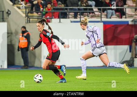 Lovanio, Belgio. 1 dicembre 2023. La belga Amber Tysiak (4) e la scozzese Martha Thomas (20) raffigurate durante una partita tra la nazionale femminile belga, chiamata Red Flames e la nazionale femminile scozzese, partita 5/6 nella UEFA Women's Nations League 2023-24, venerdì 01 dicembre 2023 a Lovanio, in Belgio. FOTO: SEVIL OKTEM | Credit: Sportpix/Alamy Live News Foto Stock