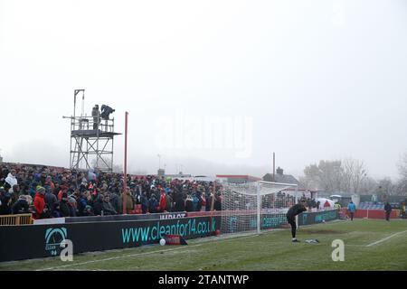 I giocatori dell'Alfreton Town si riscaldano prima della partita del secondo turno della Emirates fa Cup all'Impact Arena, Alfreton. Data immagine: Sabato 2 dicembre 2023. Foto Stock