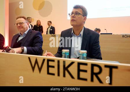 02 dicembre 2023, Assia, Francoforte/M.: Torsten Burmester, presidente del Consiglio di amministrazione del DOSB (l) siede accanto al presidente del DOSB Thomas Josef Weikert all'Assemblea generale della Confederazione sportiva olimpica tedesca. Foto: Thomas Frey/dpa Foto Stock