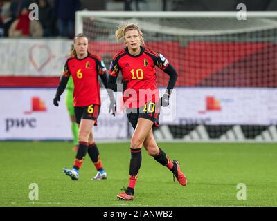 Lovanio, Belgio. 1 dicembre 2023. La belga Justine Vanhaevermaet (10) raffigurata durante una partita tra la nazionale femminile belga, chiamata Red Flames e la nazionale femminile scozzese, partita 5/6 nella UEFA Women's Nations League 2023-24, venerdì 01 dicembre 2023 a Lovanio, in Belgio. FOTO: SEVIL OKTEM | Credit: Sportpix/Alamy Live News Foto Stock