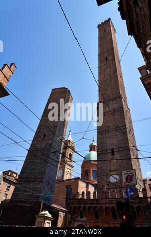 Le Torri Asinelli (destra) e Garisenda (sinistra), le due torri pendenti di Bologna Foto Stock