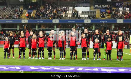 Lovanio, Belgio. 1 dicembre 2023. I giocatori belgi e le scorte di giocatori raffigurati durante la formazione in una partita tra la nazionale femminile belga, chiamata The Red Flames e la nazionale femminile scozzese, partita 5/6 nella UEFA Women's Nations League 2023-24, venerdì 01 dicembre 2023 a Lovanio, in Belgio. FOTO: SEVIL OKTEM | Credit: Sportpix/Alamy Live News Foto Stock