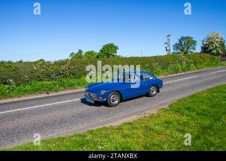 1972 MG B GT Blue Car, coupé 2 porte a testa fissa da 1798 cc; motori d'epoca restaurati, collezionisti di automobili appassionati di motori, storiche auto d'epoca che viaggiano nel Cheshire, Regno Unito Foto Stock