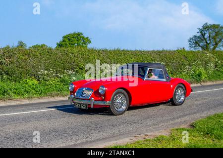 Anni '1958 50 Red MG anni '50 Una cabriolet da 1489 cc, alimentata dal nuovo motore della serie B; motori classici restaurati, collezionisti di automobili appassionati di motori, storiche auto d'epoca che viaggiano nel Cheshire, Regno Unito Foto Stock