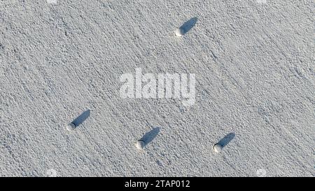 Vista aerea del campo di fieno fresco innevato con le balle di insilato avvolte in fogli di plastica bianca. Viitna, contea di Harju, Estonia. Foto Stock