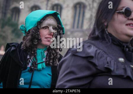 Rochester, Kent, Regno Unito. 2 dicembre 2023. Festival annuale di Natale di Dickensian a Rochester. Centinaia di persone frequentano la città del Kent, molti in abiti d'epoca suggestivi, che viene rifatto in stile vittoriano festivo per celebrare Charles Dickens che visse lì in gioventù e ritornò per gli ultimi anni. Crediti: Guy Corbishley/Alamy Live News Foto Stock