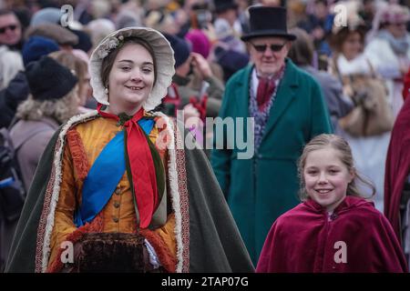 Rochester, Kent, Regno Unito. 2 dicembre 2023. Festival annuale di Natale di Dickensian a Rochester. Centinaia di persone frequentano la città del Kent, molti in abiti d'epoca suggestivi, che viene rifatto in stile vittoriano festivo per celebrare Charles Dickens che visse lì in gioventù e ritornò per gli ultimi anni. Crediti: Guy Corbishley/Alamy Live News Foto Stock