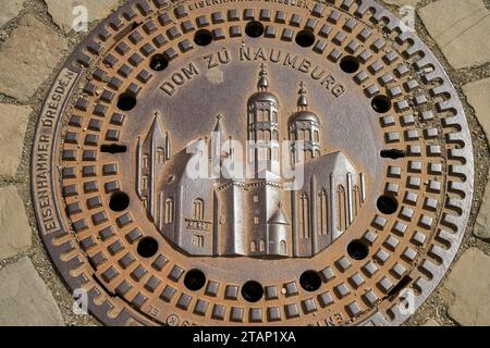 Gullideckel mit Dom, Naumburg, Sachsen-Anhalt, Deutschland *** Gully cover with Cathedral, Naumburg, Saxony-Anhalt, Germany Credit: Imago/Alamy Live News Foto Stock