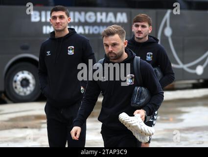 Bobby Thomas, Matthew Godden e Liam Kitching di Coventry City arrivano in vista del match per lo Sky Bet Championship a Portman Road, Ipswich. Data immagine: Sabato 2 dicembre 2023. Foto Stock