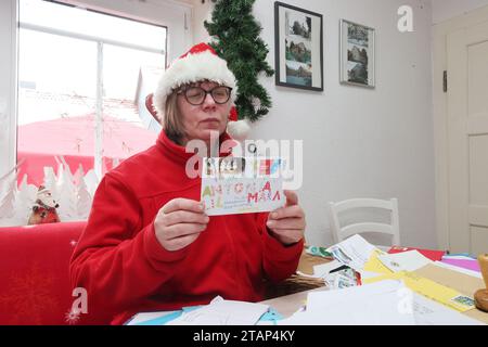 Himmelsberg, Germania. 2 dicembre 2023. Manuela Verges, capo dell'ufficio postale di Natale, legge una lettera a Babbo Natale il giorno di apertura presso l'ufficio postale di Natale di Himmelsberg. I bambini possono consegnare le loro liste dei desideri a Babbo Natale di persona in questo giorno. L'ufficio postale ha già ricevuto più di 1000 lettere con auguri di Natale. Credito: Bodo Schackow/dpa/Alamy Live News Foto Stock