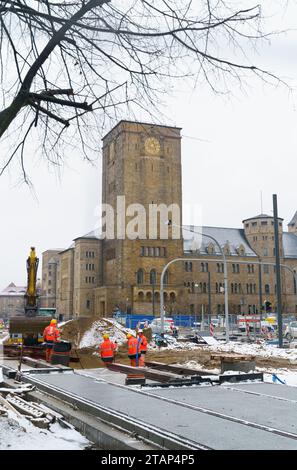 Poznan, Polonia - 3 febbraio 2023: Riparazione di comunicazioni, strade e marciapiedi nel centro della città. Foto Stock