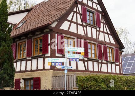 Friesenheim, Germania - 29 aprile 2023: Antica casa tradizionale tedesca. Foto Stock