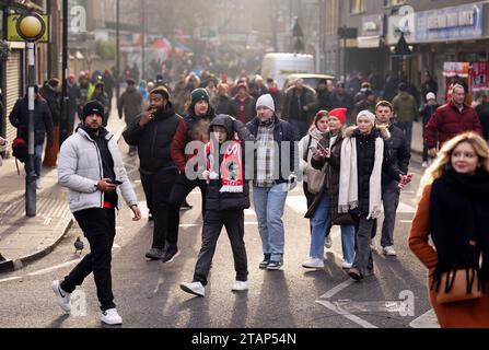 Tifosi dell'arsenale fuori dal campo davanti alla partita di Premier League all'Emirates Stadium di Londra. Data immagine: Sabato 2 dicembre 2023. Foto Stock