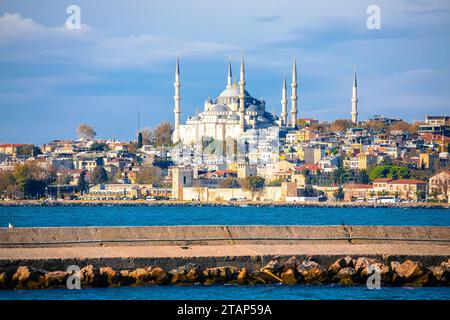 La Moschea Blu di Istanbul, conosciuta anche come Moschea del Sultano Ahmed, vista dal mare, punti di riferimento della città più grande della Turchia Foto Stock