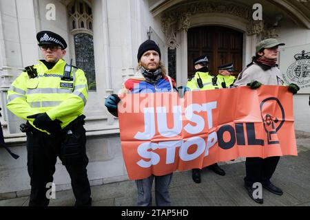 Londra, Regno Unito. 2 dicembre 2023. Basta fermare i manifestanti del petrolio che marciano da New Scotland Yard alla Corte Suprema. Crediti: Matthew Chattle/Alamy Live News Foto Stock