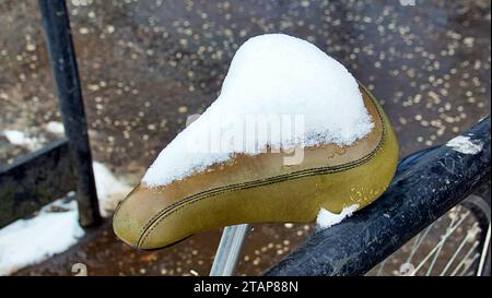 Glasgow, Scozia, Regno Unito. 2 dicembre 2023. Meteo del Regno Unito: Durante la notte gelida, la città ha visto una nevicata mentre la gente del posto si svegliava in una scena natalizia e una sella in bicicletta non era più disponibile durante la notte. Credit Gerard Ferry/Alamy Live News Foto Stock