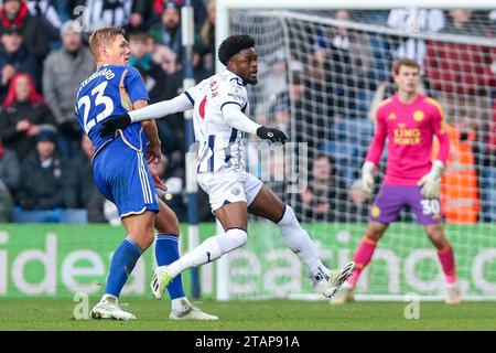 West Bromwich, Regno Unito. 2 dicembre 2023. Il portiere di West Bromwich Albion, Josh Maja, in azione durante l'EFL Sky Bet Championship match tra West Bromwich Albion e Leicester City agli Hawthorns, West Bromwich, Inghilterra, il 2 dicembre 2023. Foto di Stuart Leggett. Solo per uso editoriale, licenza necessaria per uso commerciale. Nessun utilizzo in scommesse, giochi o pubblicazioni di un singolo club/campionato/giocatore. Credito: UK Sports Pics Ltd/Alamy Live News Foto Stock