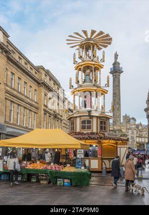The Grill Tower con presepi, Newcastle Christmas Market, Newcastle upon Tyne, Inghilterra, Regno Unito Foto Stock