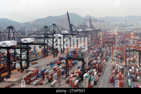 HONG KONG, 18 aprile 2016: Porto industriale di Hong Kong con container cargo per l'esportazione e l'importazione di merci. Hong Kong, Chin Foto Stock