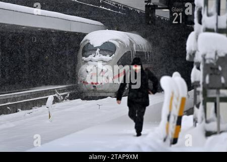 Wetterbild: Wintereinbruch a Monaco am 02.12.2023.Starke Schneefaelle in Bayern sorgen fuer Schneechaos. Hauptbahnhof Muenchen: Bahnverkehr in Sueddeutschland massiv beeintraechtigt. Kein Zugverkehr a Muenchen. *** Previsioni del tempo inizio invernale a Monaco di Baviera il 02 12 2023 forti nevicate in Baviera causano il caos della neve stazione centrale di Monaco traffico ferroviario nel sud della Germania gravemente compromesso nessun servizio ferroviario a Monaco Foto Stock