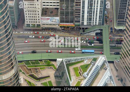 Hong Kong - 23 aprile 2016: Vista dall'alto sulla strada di Hong Kong. Guardando in basso dai grattacieli nelle strade trafficate di Hong Kong. Foto Stock