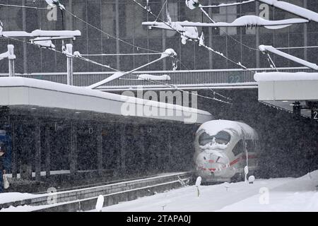 Wetterbild: Wintereinbruch a Monaco am 02.12.2023.Starke Schneefaelle in Bayern sorgen fuer Schneechaos. Hauptbahnhof Muenchen: Bahnverkehr in Sueddeutschland massiv beeintraechtigt. Kein Zugverkehr a Muenchen. *** Previsioni del tempo inizio invernale a Monaco di Baviera il 02 12 2023 forti nevicate in Baviera causano il caos della neve stazione centrale di Monaco traffico ferroviario nel sud della Germania gravemente compromesso nessun servizio ferroviario a Monaco Foto Stock