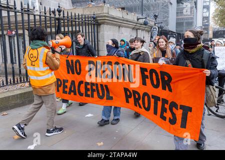 Londra, Regno Unito. 2 dicembre 2023. Basta fermare i manifestanti del petrolio che marciano da New Scotland Yard alla Corte Suprema. Almeno due attivisti del clima sono stati arrestati. Foto Stock