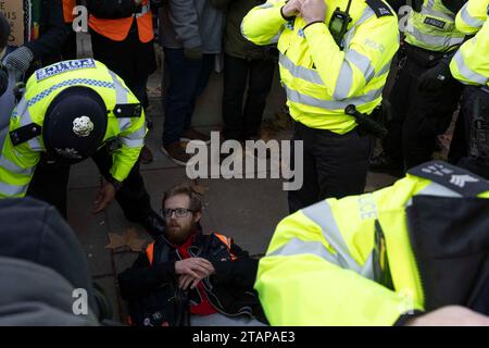 Londra, Regno Unito. 2 dicembre 2023. Basta fermare i manifestanti del petrolio che marciano da New Scotland Yard alla Corte Suprema. Almeno due attivisti del clima sono stati arrestati. Foto Stock