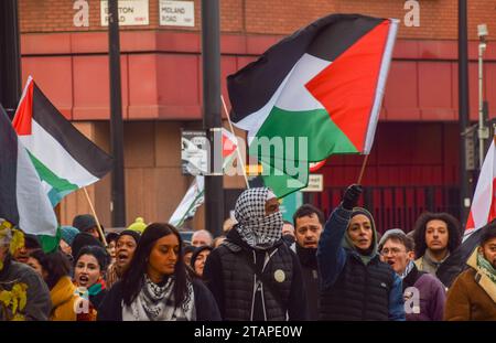 Londra, Inghilterra, Regno Unito. 2 dicembre 2023. I manifestanti pro-Palestina marciano verso il municipio di Camden chiedendo un cessate il fuoco mentre la guerra Israele-Hamas continua. (Immagine di credito: © Vuk Valcic/ZUMA Press Wire) SOLO USO EDITORIALE! Non per USO commerciale! Foto Stock