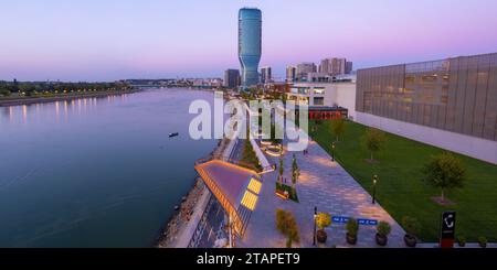 Belgrado, Serbia - 5 ottobre 2023: Tramonto sul lungomare di Belgrado - un nuovo quartiere di lusso sulle rive del fiume Sava Foto Stock