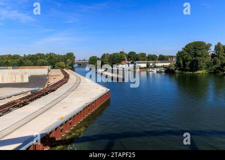 Hafen Königs Wusterhausen DEU/ Brandenburg/Königs Wusterhausen Â Hafen Königs Wusterhausen: Nach strukturellen Problemen durch den Kohleausstieg der Berliner Kraftwerke, wurde im Hafen von Königs Wusterhausen Dahme-Spreewald wieder investiert. Quindi, entstanden neue Gleisanlagen am Hafenbecken. Dafür werden rund elf Millionen Euro in einen rund 750 Meter langen Schienenstrang investiert. Der Großteil des Geldes stammt aus Strukturwandel-Fördermitteln für die Lausitz, die sich damit auch eine Entlastung des Bahnhofs in kW und eine bessere Anbindung an den Berliner Raum erhofft. Zahlreiche Unternehm Foto Stock