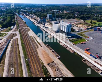 Hafen Königs Wusterhausen DEU/ Brandenburg/Königs Wusterhausen Â Hafen Königs Wusterhausen: Nach strukturellen Problemen durch den Kohleausstieg der Berliner Kraftwerke, wurde im Hafen von Königs Wusterhausen Dahme-Spreewald wieder investiert. Quindi, entstanden neue Gleisanlagen am Hafenbecken. Dafür werden rund elf Millionen Euro in einen rund 750 Meter langen Schienenstrang investiert. Der Großteil des Geldes stammt aus Strukturwandel-Fördermitteln für die Lausitz, die sich damit auch eine Entlastung des Bahnhofs in kW und eine bessere Anbindung an den Berliner Raum erhofft. Zahlreiche Unternehm Foto Stock