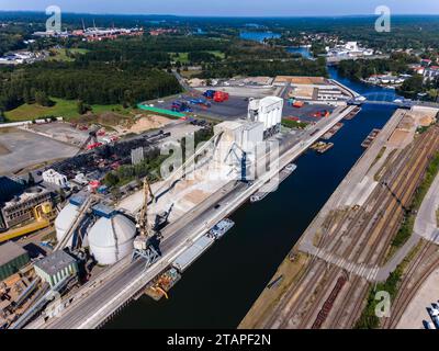 Hafen Königs Wusterhausen DEU/ Brandenburg/Königs Wusterhausen Â Hafen Königs Wusterhausen: Nach strukturellen Problemen durch den Kohleausstieg der Berliner Kraftwerke, wurde im Hafen von Königs Wusterhausen Dahme-Spreewald wieder investiert. Quindi, entstanden neue Gleisanlagen am Hafenbecken. Dafür werden rund elf Millionen Euro in einen rund 750 Meter langen Schienenstrang investiert. Der Großteil des Geldes stammt aus Strukturwandel-Fördermitteln für die Lausitz, die sich damit auch eine Entlastung des Bahnhofs in kW und eine bessere Anbindung an den Berliner Raum erhofft. Zahlreiche Unternehm Foto Stock