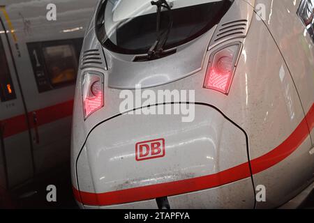 Wetterbild: Wintereinbruch a Monaco am 02.12.2023.Starke Schneefaelle in Bayern sorgen fuer Schneechaos. Hauptbahnhof Muenchen: Bahnverkehr in Sueddeutschland massiv beeintraechtigt. Kein Zugverkehr a Muenchen. *** Previsioni del tempo inizio invernale a Monaco di Baviera il 02 12 2023 forti nevicate in Baviera causano il caos della neve stazione centrale di Monaco traffico ferroviario nel sud della Germania gravemente compromesso nessun servizio ferroviario a Monaco Foto Stock