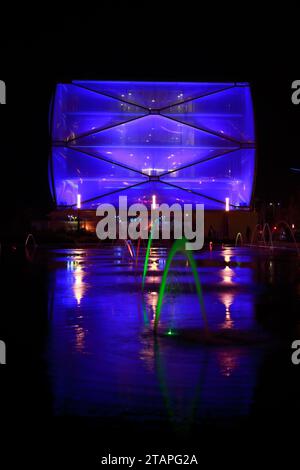 L'edificio Water Mirror e le Nuage di notte disegnato da Philippe Starck , Parvis Stephane Hessel, Montpellier, Francia Foto Stock