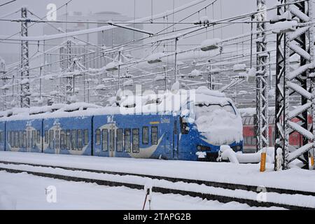 Wetterbild: Wintereinbruch a Monaco am 02.12.2023.Starke Schneefaelle in Bayern sorgen fuer Schneechaos. Hauptbahnhof Muenchen: Bahnverkehr in Sueddeutschland massiv beeintraechtigt. Kein Zugverkehr a Muenchen. *** Previsioni del tempo inizio invernale a Monaco di Baviera il 02 12 2023 forti nevicate in Baviera causano il caos della neve stazione centrale di Monaco traffico ferroviario nel sud della Germania gravemente compromesso nessun servizio ferroviario a Monaco Foto Stock