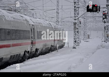 Wetterbild: Wintereinbruch a Monaco am 02.12.2023.Starke Schneefaelle in Bayern sorgen fuer Schneechaos. Hauptbahnhof Muenchen: Bahnverkehr in Sueddeutschland massiv beeintraechtigt. Kein Zugverkehr a Muenchen. *** Previsioni del tempo inizio invernale a Monaco di Baviera il 02 12 2023 forti nevicate in Baviera causano il caos della neve stazione centrale di Monaco traffico ferroviario nel sud della Germania gravemente compromesso nessun servizio ferroviario a Monaco Foto Stock